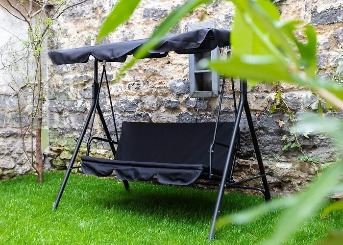 Διαμέρισμα Rare! Private Garden In Paris, Close To Sacre Coeur Basilica! Παρίσι